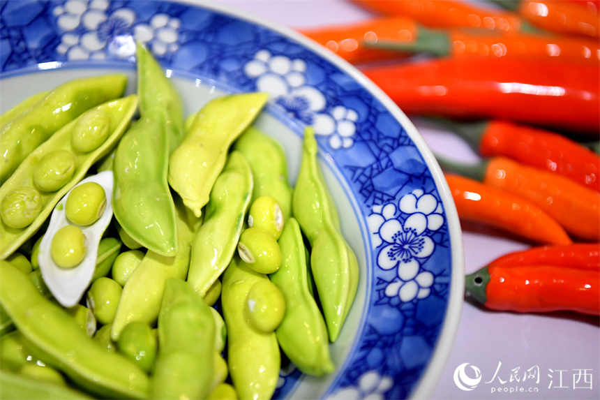 Galeria: pe?as de ceramica no formato de frutas e legumes s?o um sucesso em Jingdezhen