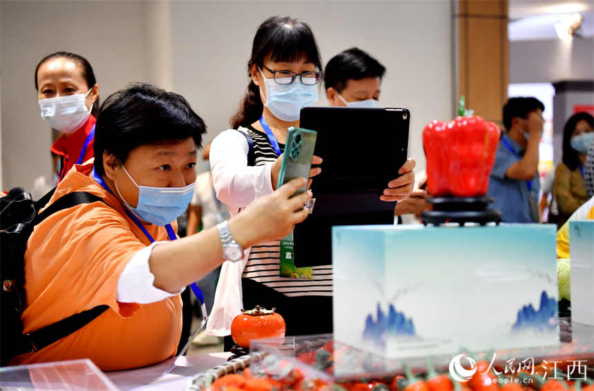 Galeria: pe?as de ceramica no formato de frutas e legumes s?o um sucesso em Jingdezhen