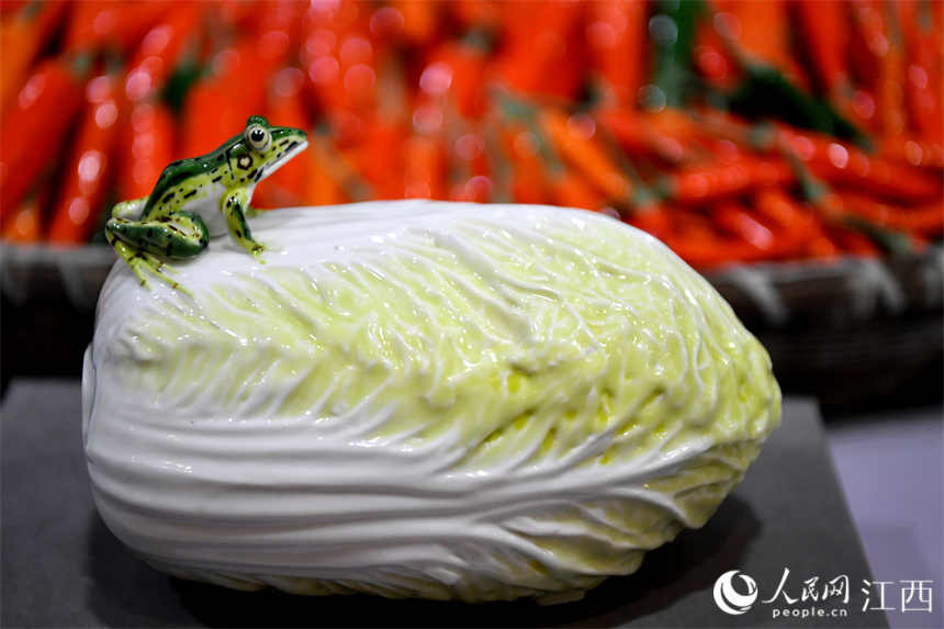 Galeria: pe?as de ceramica no formato de frutas e legumes s?o um sucesso em Jingdezhen