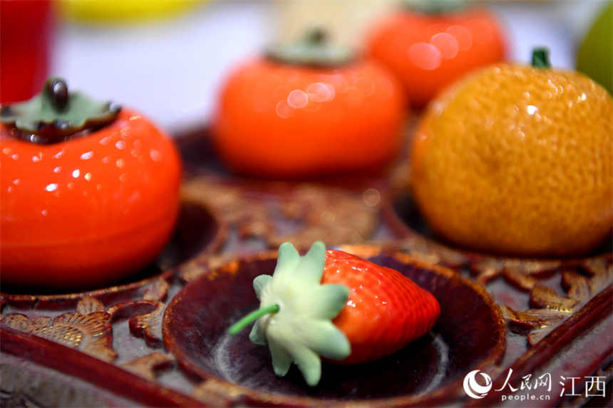Galeria: pe?as de ceramica no formato de frutas e legumes s?o um sucesso em Jingdezhen