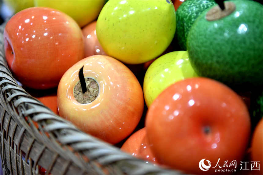 Galeria: pe?as de ceramica no formato de frutas e legumes s?o um sucesso em Jingdezhen