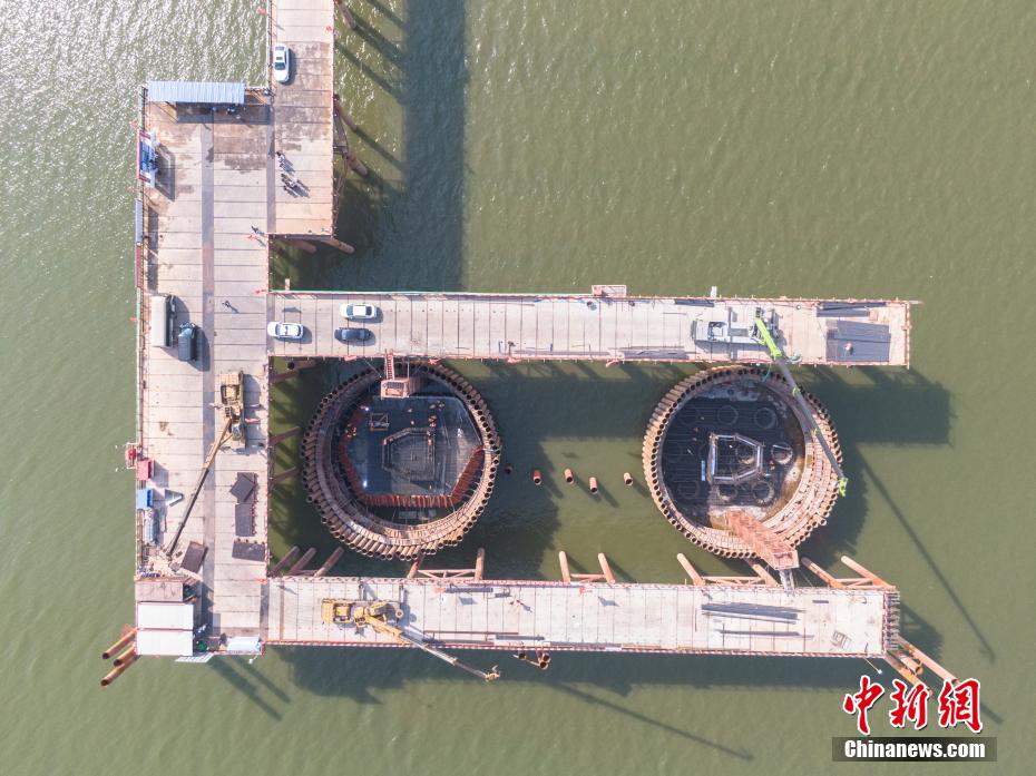 Panorama aéreo da constru??o da ponte Hongzhou em Jiangxi