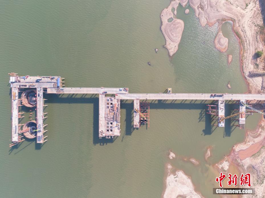 Panorama aéreo da constru??o da ponte Hongzhou em Jiangxi