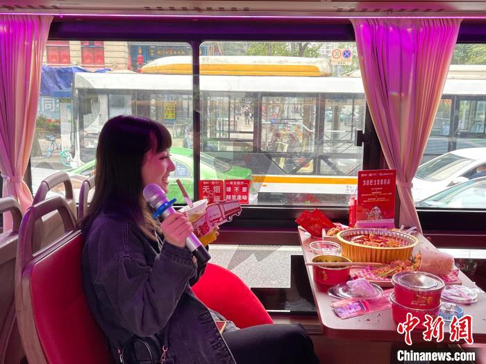 Galeria: “?nibus de hotpot” entra na opera??o em Chengdu