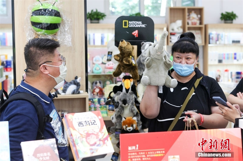 Primeira Livraria Xinhua com tema de animais de estima??o é inaugurada em Beijing