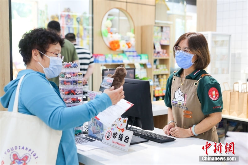Primeira Livraria Xinhua com tema de animais de estima??o é inaugurada em Beijing