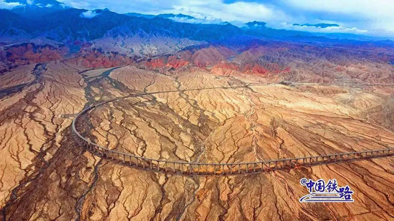 Galeria: ferrovia Dunhuang atravessa zona despovoada