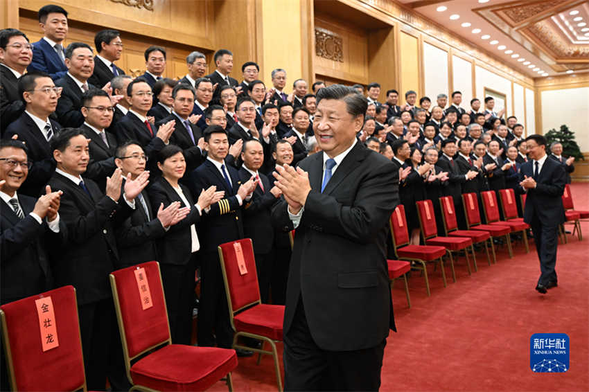Xi Jinping se reúne com equipe do projeto C919 e pede mais avan?os na fabrica??o de equipamentos de ponta