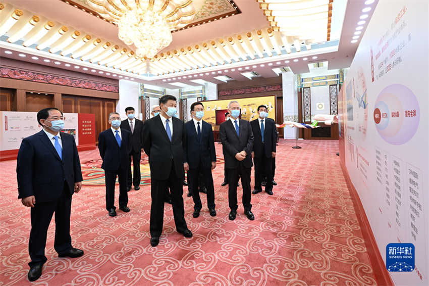 Xi Jinping se reúne com equipe do projeto C919 e pede mais avan?os na fabrica??o de equipamentos de ponta
