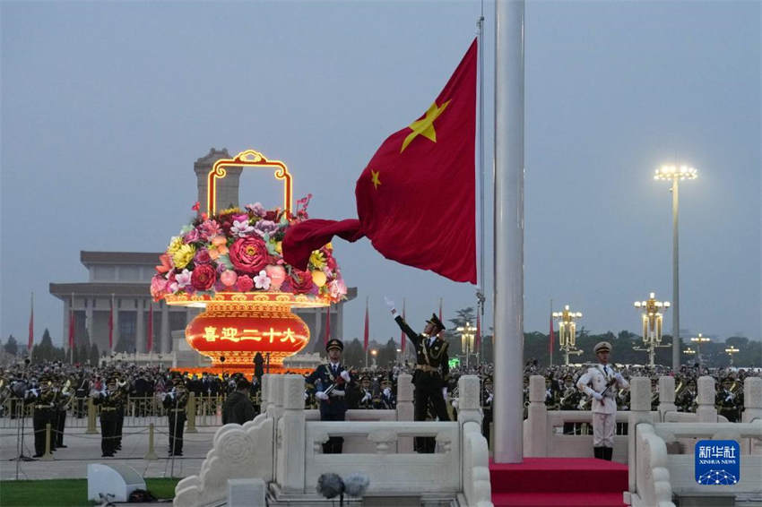 Cerim?nia de hasteamento da bandeira na Pra?a Tiananmen no Dia Nacional