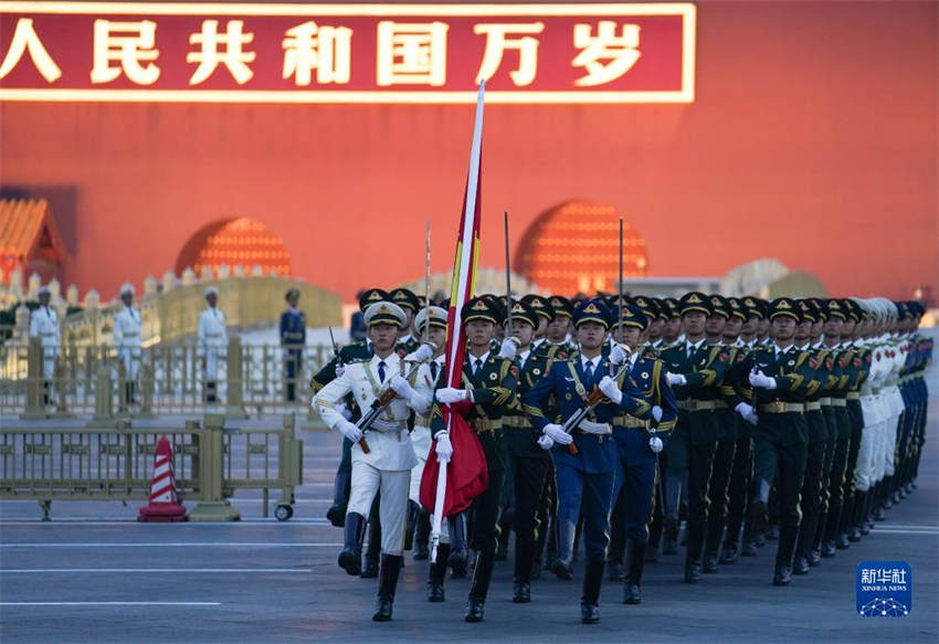 Cerim?nia de hasteamento da bandeira na Pra?a Tiananmen no Dia Nacional