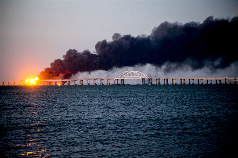 Ponte na Crimeia pega fogo após explos?o