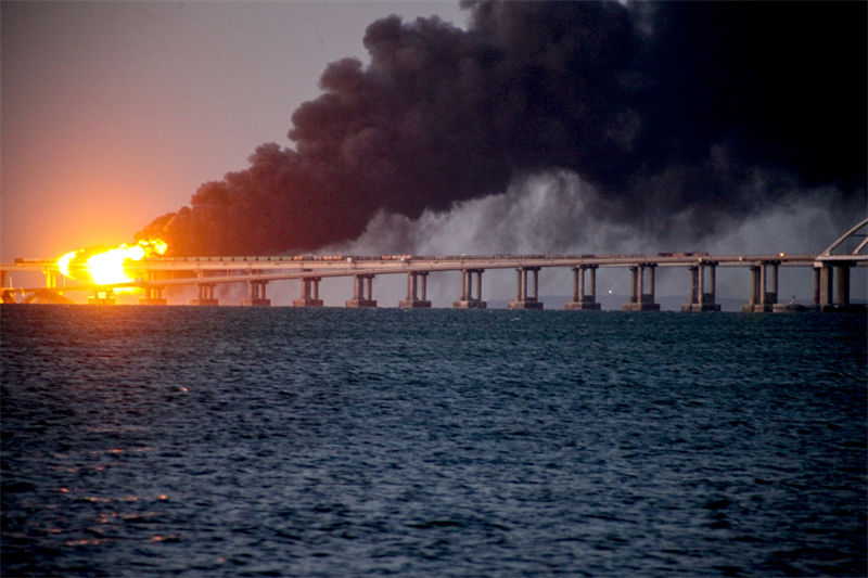 Ponte na Crimeia pega fogo após explos?o