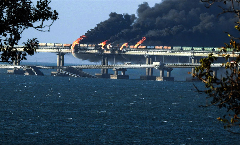 Ponte na Crimeia pega fogo após explos?o