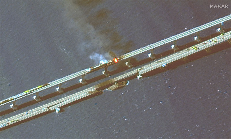 Ponte na Crimeia pega fogo após explos?o