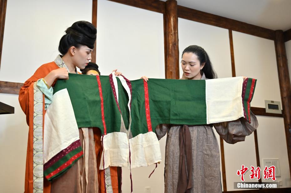 Guangxi: equipe de restaura??o de “Hanfu” de gera??o pós-90 mostra trajes tradicionais chineses