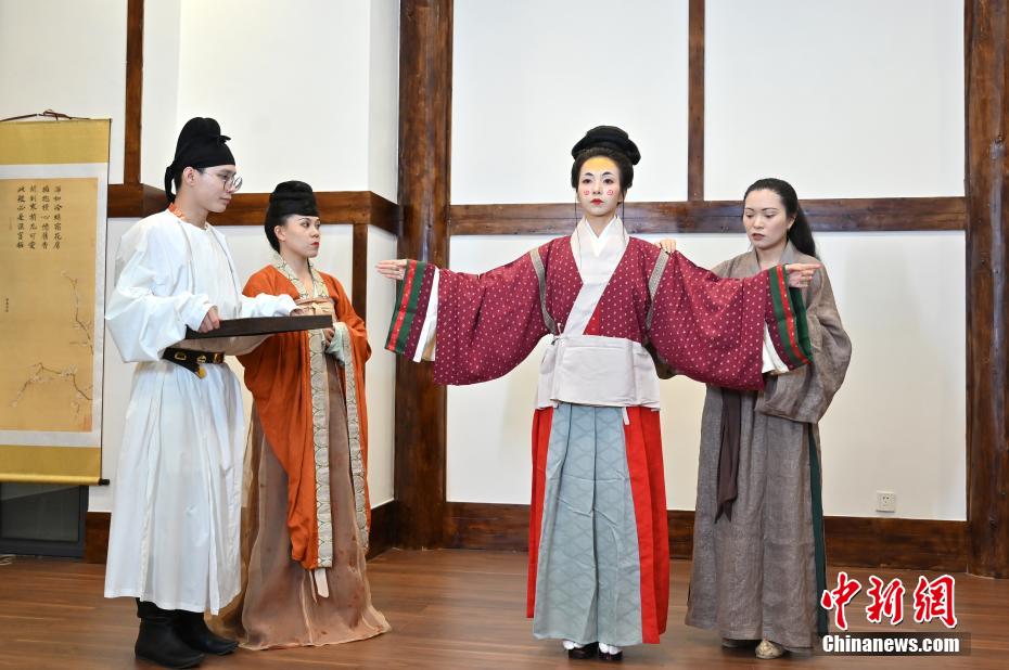 Guangxi: equipe de restaura??o de “Hanfu” de gera??o pós-90 mostra trajes tradicionais chineses