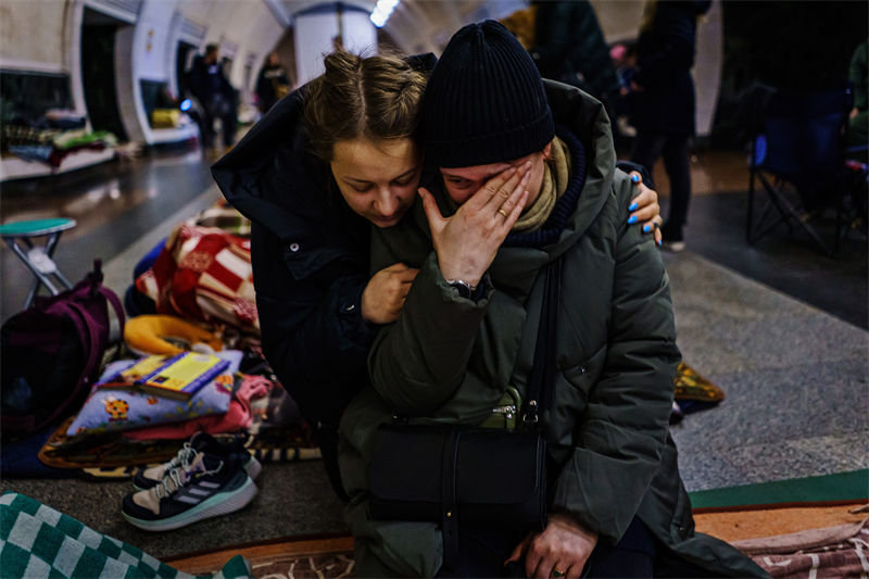 Ucrania: pessoas se refugiam nas esta??es de metr? em Kiev