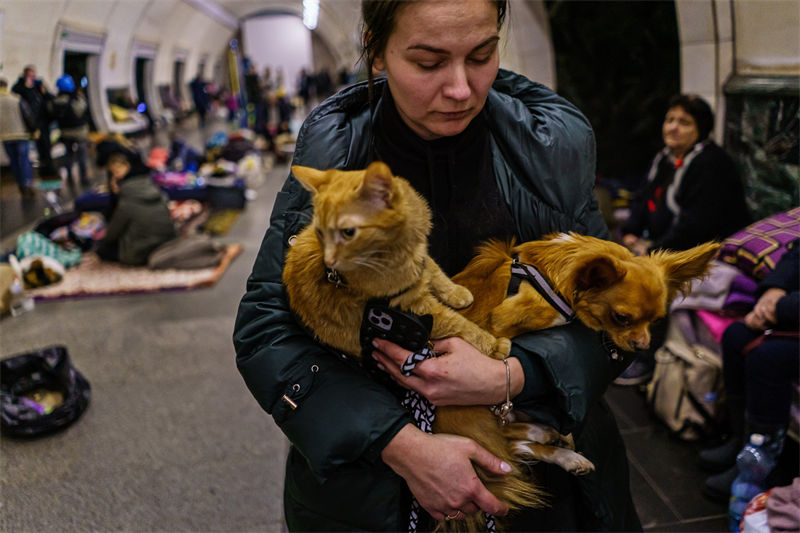 Ucrania: pessoas se refugiam nas esta??es de metr? em Kiev