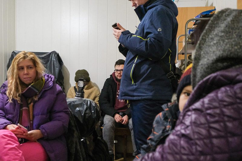 Ucrania: pessoas se refugiam nas esta??es de metr? em Kiev