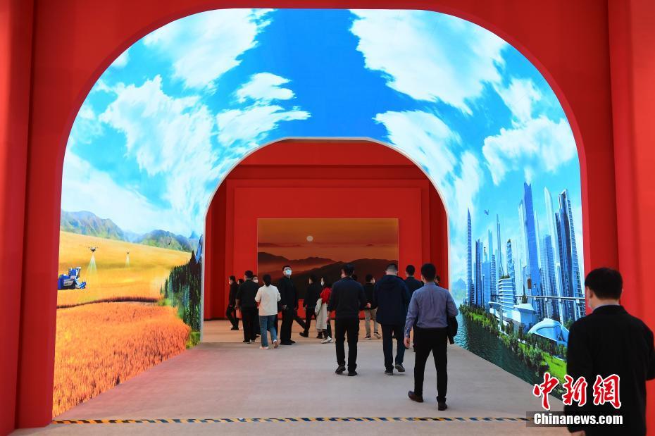 Exposi??o temática atrai visitantes na capital chinesa