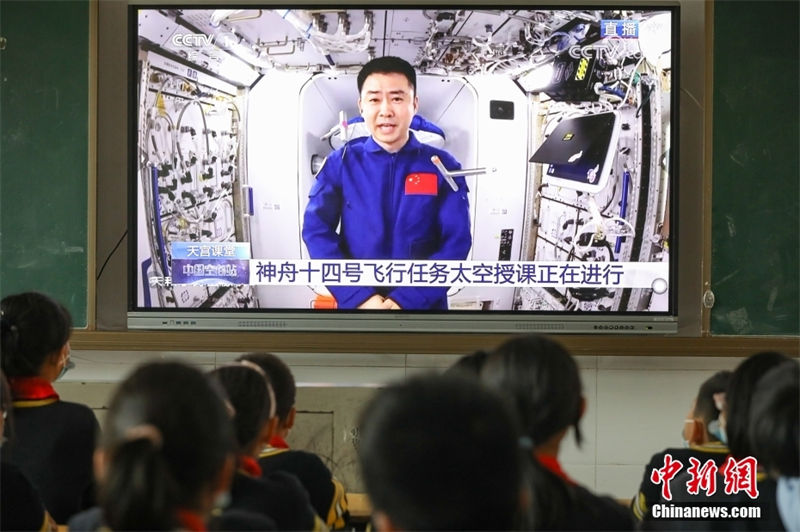 Astronautas chineses d?o palestra no módulo de laboratório da esta??o espacial