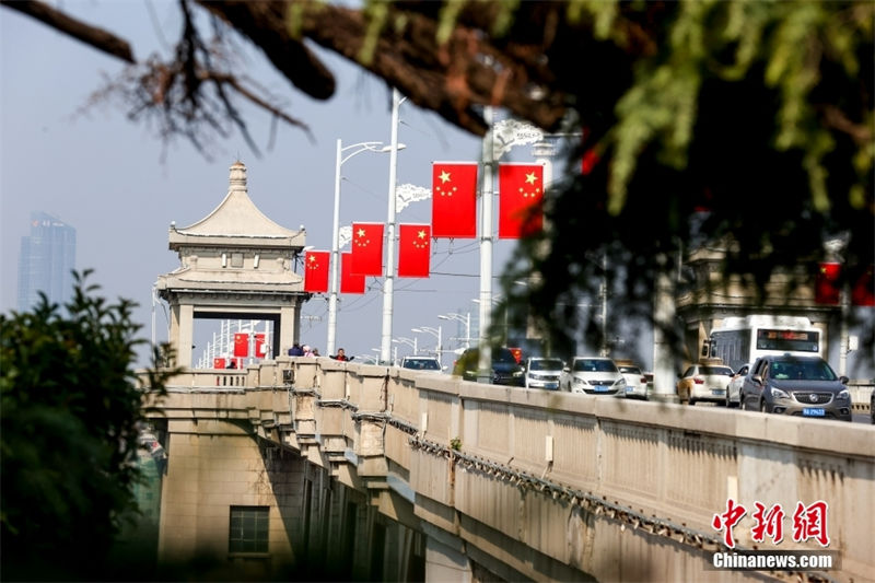 Wuhan: ponte sobre rio Yangtze registra seu 65o aniversário