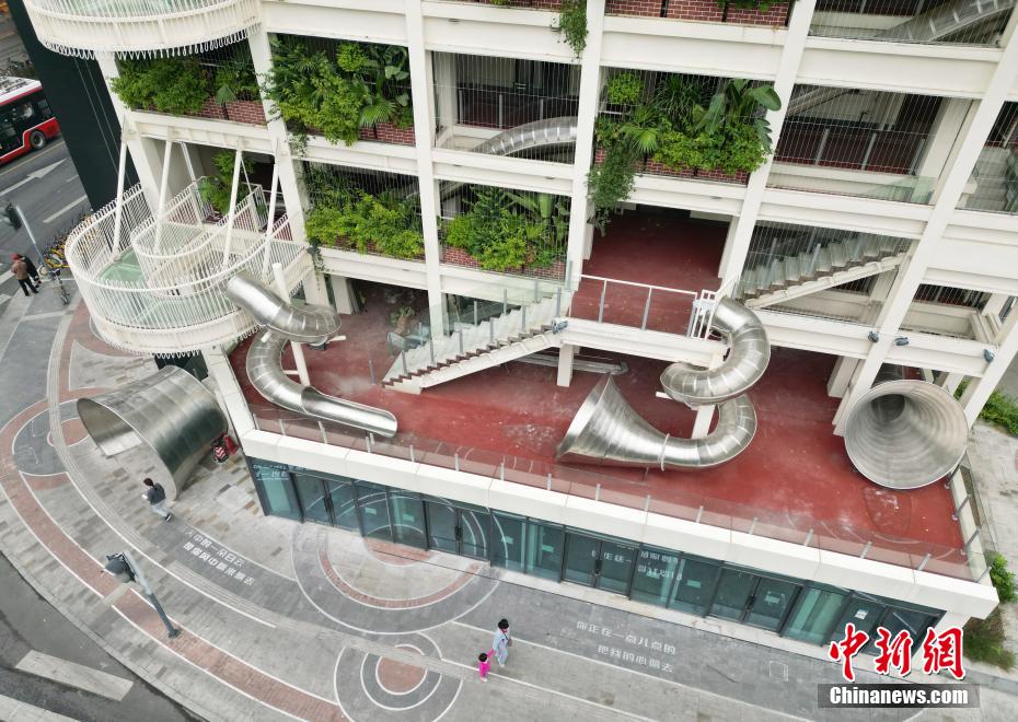 Chengdu: prédio empresarial com escorrega torna-se viral na internet