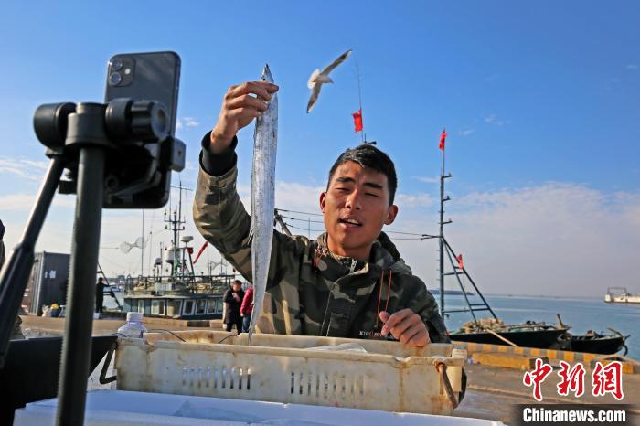 Shandong: pescadores vendem mariscos por transmiss?o ao vivo