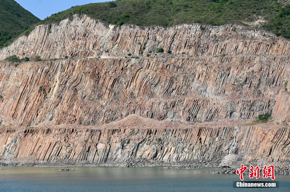 Hong Kong: grupo de colunas de riólito do período Cretáceo entra nos primeiros 100 sítios de patrim?nio geológico da IUGS

