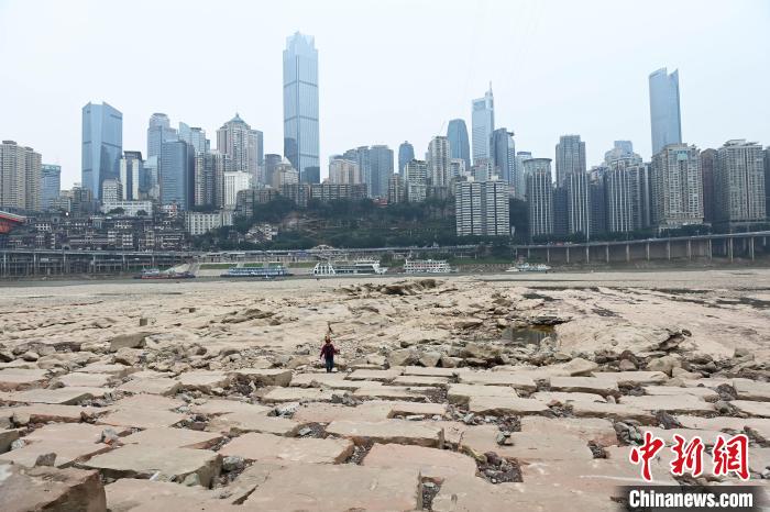 Chongqing: rio Jialing entra na esta??o seca