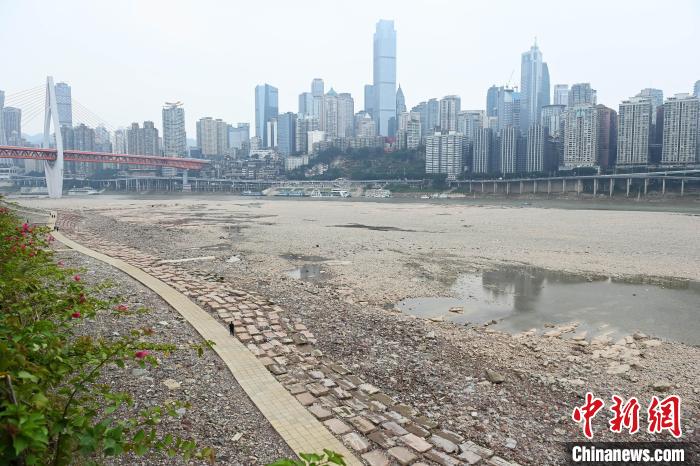 Chongqing: rio Jialing entra na esta??o seca