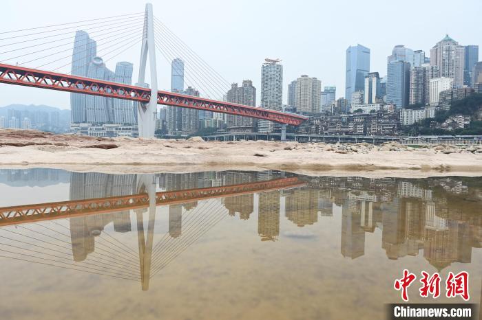 Chongqing: rio Jialing entra na esta??o seca