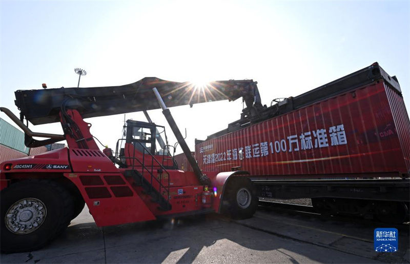 Porto de Tianjin: volume do transporte intermodal marítimo-ferroviário excede 1 milh?o de TEUs