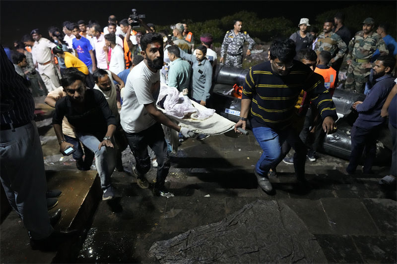 índia: desmoronamento de ponte deixa ao menos 91 mortos 