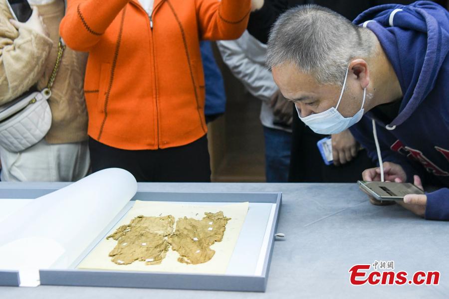 China: frases de bên??o s?o descobertas em fragmento de seda da dinastia Han em Hunan