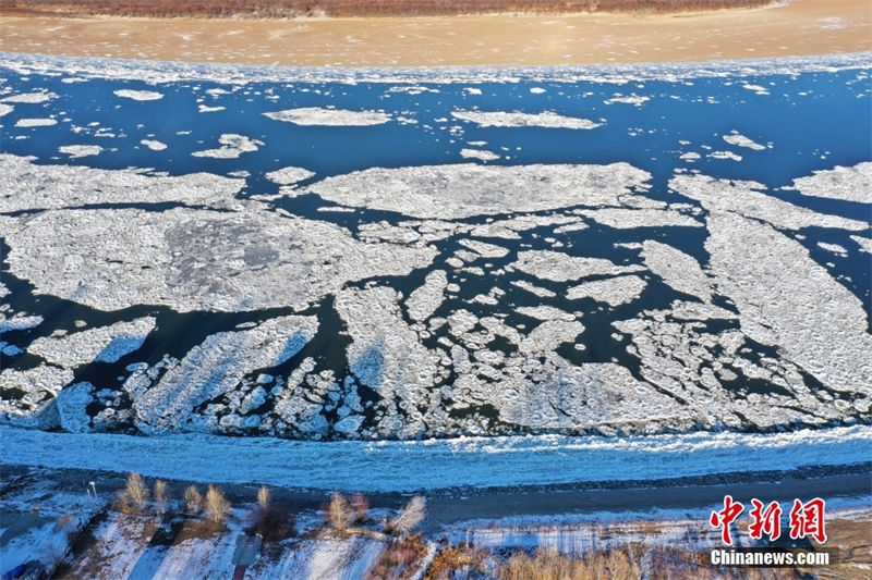 Se??o Huma do rio Heilong registra Início do Inverno com gelo à deriva