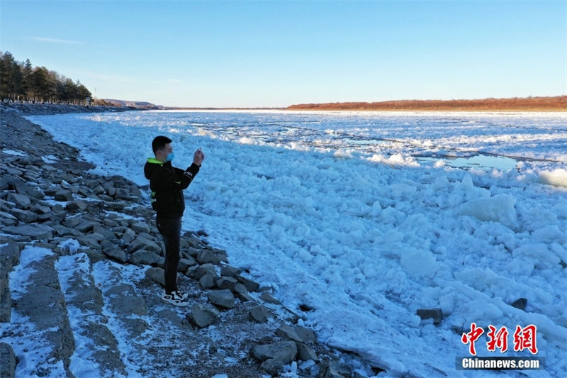 Se??o Huma do rio Heilong registra Início do Inverno com gelo à deriva