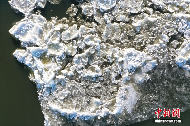 Se??o Huma do rio Heilong registra Início do Inverno com gelo à deriva