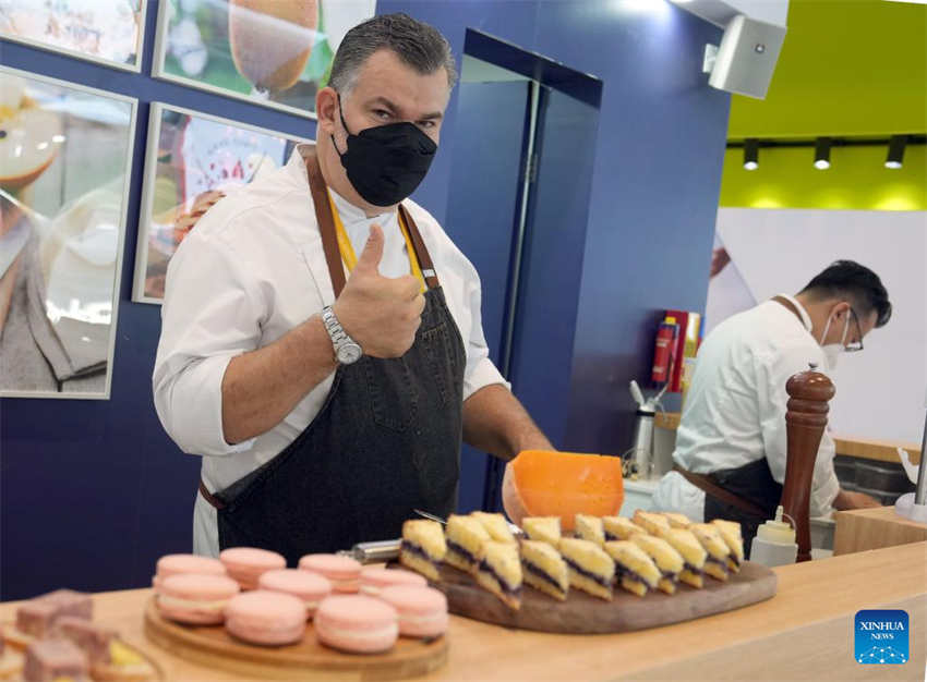 Alimentos do mundo inteiro s?o exibidos durante a 5a CIIE