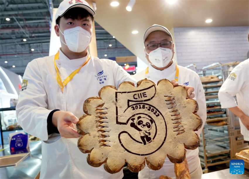 Alimentos do mundo inteiro s?o exibidos durante a 5a CIIE