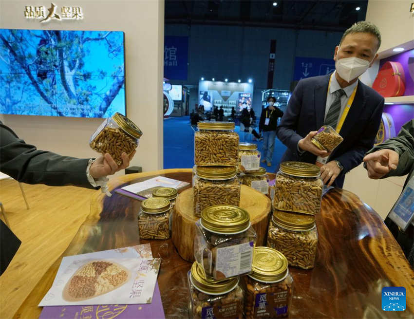Alimentos do mundo inteiro s?o exibidos durante a 5a CIIE