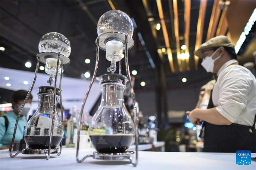 Alimentos do mundo inteiro s?o exibidos durante a 5a CIIE