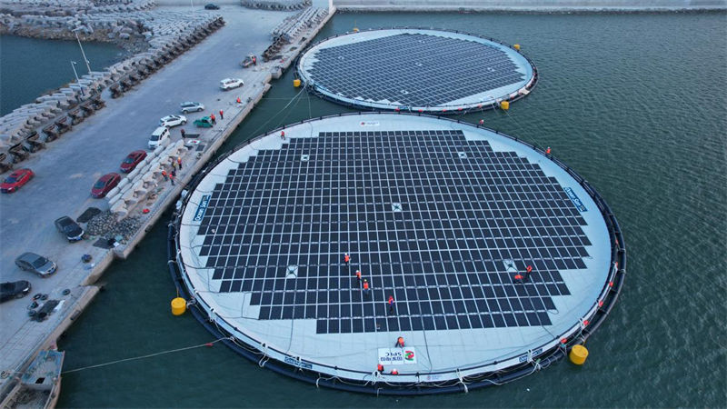 Primeiro projeto eólico-solar híbrido flutuante do mundo entrou em opera??o no leste da China