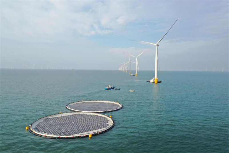 Primeiro projeto eólico-solar híbrido flutuante do mundo entrou em opera??o no leste da China