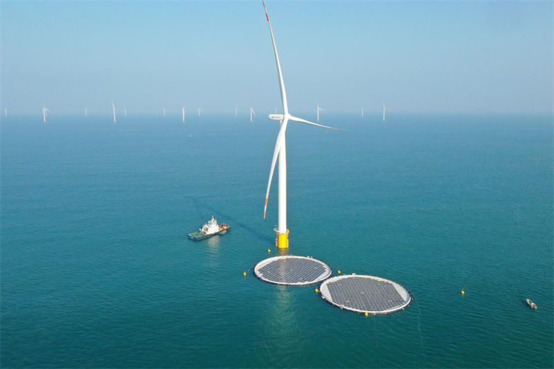Primeiro projeto eólico-solar híbrido flutuante do mundo entrou em opera??o no leste da China