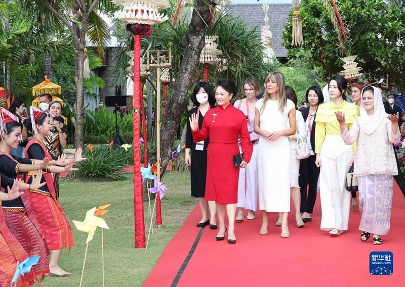 Peng Liyuan participa de evento para c?njuges de líderes do G20