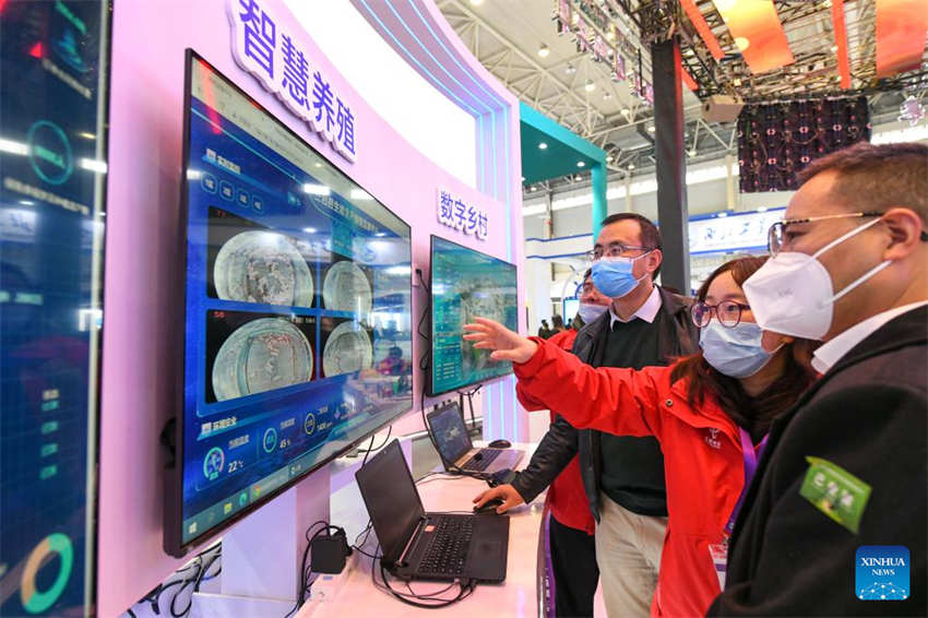 Grande exposi??o de alta tecnologia é inaugurada no sudoeste da China