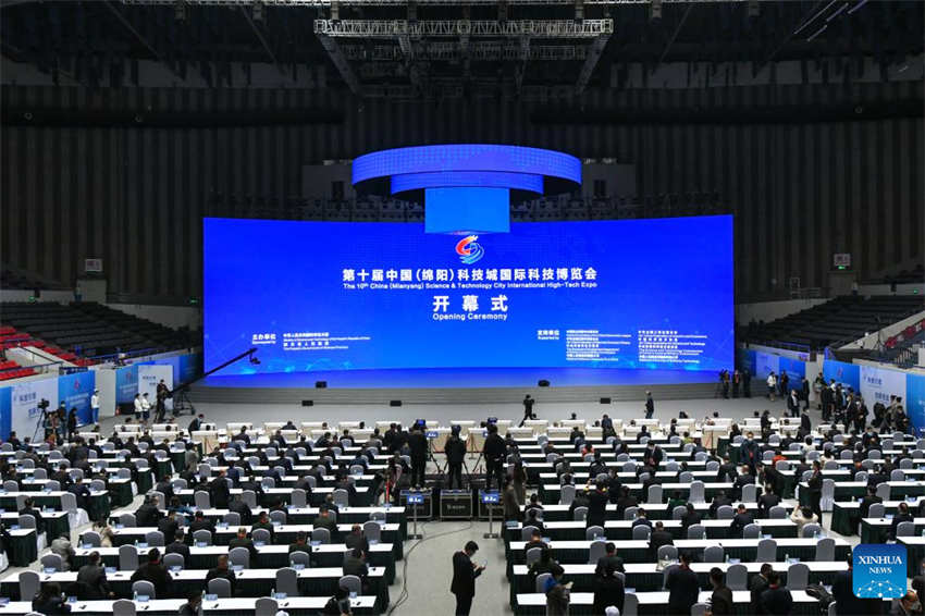 Grande exposi??o de alta tecnologia é inaugurada no sudoeste da China