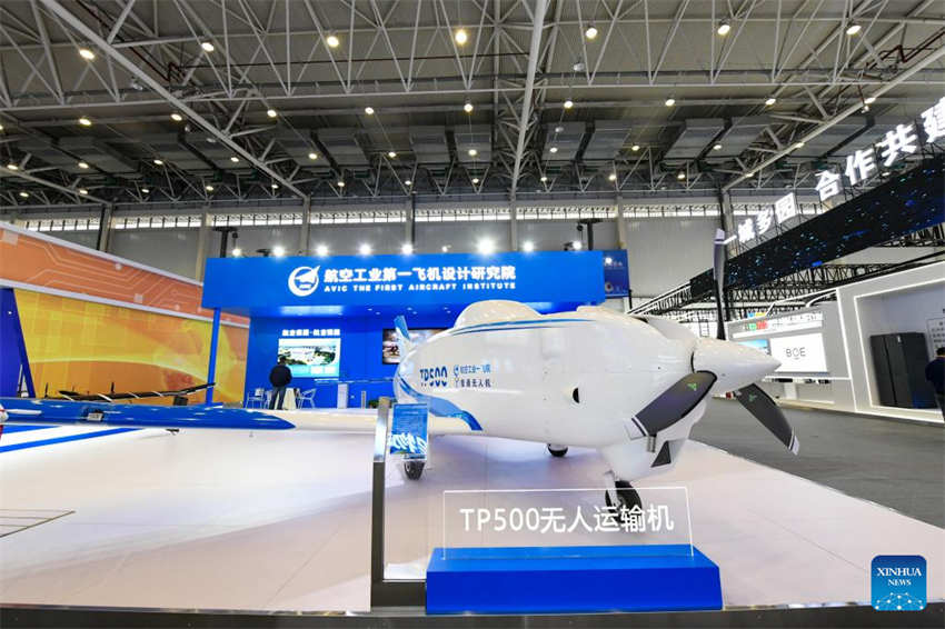 Grande exposi??o de alta tecnologia é inaugurada no sudoeste da China